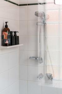 KeswickCity Edge Home From Home的浴室设有白色瓷砖墙和淋浴。