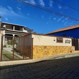 卡兰卡斯Casa para Aluguel de Temporada - Carrancas MG的前面有门的建筑
