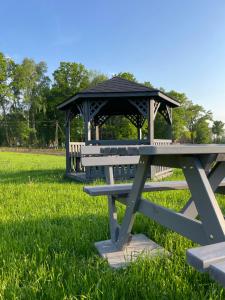 扎托尔Soft Wood House的公园内带凉亭的野餐桌