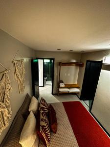 马塔迪圣若昂Apartamento Vila do Lago的客厅配有沙发和1张床