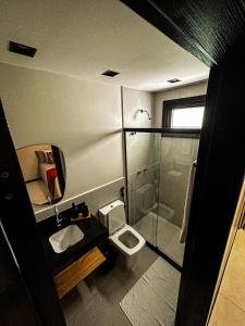 马塔迪圣若昂Apartamento Vila do Lago的一间带卫生间和淋浴的小浴室