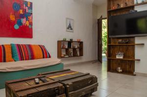 拉班达Complejo Mis Pumitas的带沙发和平面电视的客厅