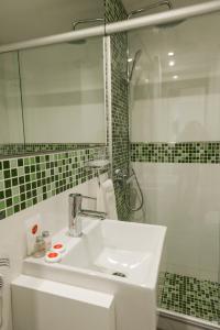蒙得维的亚梅里特蒙得维套房公寓的白色的浴室设有水槽和淋浴。