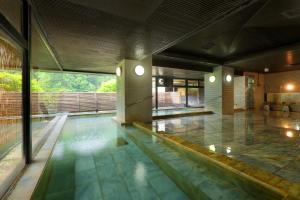 日光鬼怒川日光酒店(Hotel Sunshine Kinugawa)的游泳池,位于带游泳池的建筑内