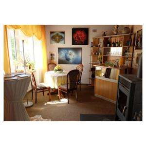 霍恩-巴特迈恩贝格Haus am See的一间带桌椅的客厅和一间厨房