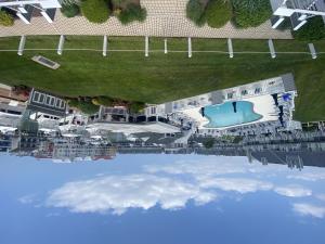 大洋城Harbour Island 46G的享有带游泳池的度假村的顶部景致