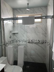 亨廷顿海滩777号汽车旅馆的带淋浴和卫生间的白色浴室
