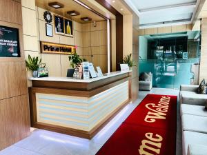 吉隆坡Prime Hotel at TRX Tower的餐厅设有酒吧,铺有红色迎宾地毯