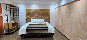 卡哈马卡Departamento Cumbe Mayo的一间卧室设有一张大床和木墙
