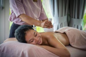 Kampong ChhnangFarmhouse Resort & Spa的躺在床上的女人接受按摩