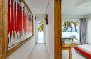 吉汶瓦Imani Penthouse - Private Beachfront apartment with Spectacular Ocean Views的墙上有一幅大画