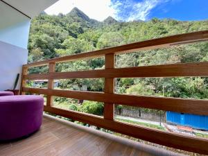 马丘比丘Mistico Machupicchu Eco B&B的客房设有山景大窗户。