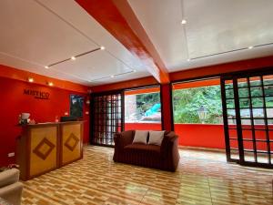 马丘比丘Mistico Machupicchu Eco B&B的客厅设有红色的墙壁、沙发和窗户。