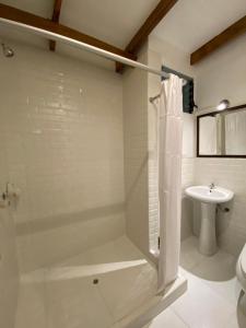 马丘比丘Mistico Machupicchu Eco B&B的带淋浴和盥洗盆的浴室