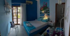 霍拉斯法基翁Garden House的一间卧室配有一张蓝色墙壁的床