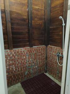 北埔旅人山泉农场的一间砖墙和淋浴的浴室