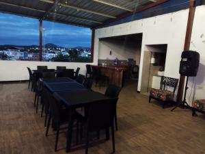 巴克里索莫雷诺港Casa D'Lucas的一间带桌椅的用餐室和大窗户