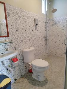 瓜隆岛WHITE SAND ARK RESORT的浴室配有卫生间、盥洗盆和淋浴。