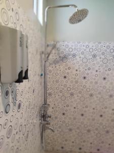 瓜隆岛WHITE SAND ARK RESORT的带淋浴头和盥洗盆的浴室