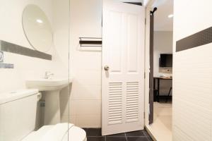 清迈清迈镇北方酒店的白色的浴室设有卫生间和水槽。