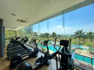 努沙再也Iskandar Residences 3 Bedroom的健身房设有有氧运动器材,享有游泳池的景色