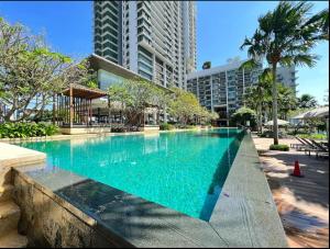 努沙再也Iskandar Residences 3 Bedroom的大楼前的大型游泳池