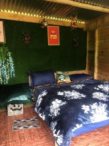 卡索尔Shanti People Huts & Camp的绿色墙壁间的一张床位