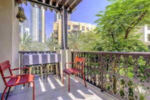 迪拜Stunning Apt with Spacious Terrace Old Town Dubai的市景阳台配有2把椅子