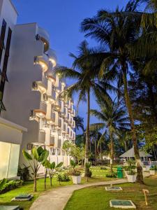 瑟古邦巴淡岛海滨哈里斯度假村的享有棕榈树建筑的外部景色