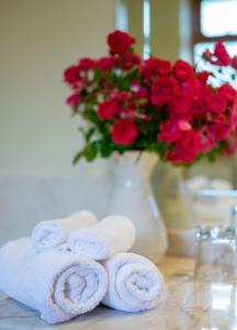 特拉利Barrow Lodge的一张桌子上一束红玫瑰和毛巾
