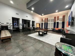 休斯顿Comfy Abode near Bush Airport的大房间设有乒乓球桌和椅子