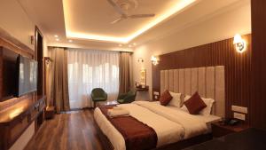 列城Hotel Youthok Heritage的酒店客房设有一张大床和一台电视。