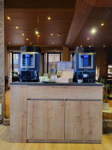 埃特勒塔火精灵庄园公寓酒店的酒吧的顶部设有2台咖啡机