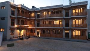 列城Hotel Youthok Heritage的黄昏时分建筑的外部景观