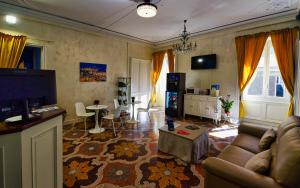热那亚叙伊斯酒店的客厅配有沙发和桌子