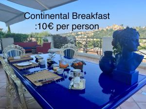 滨海卡涅格里马迪尼斯住宿加早餐旅馆的一张蓝色桌子,上面有一个花瓶