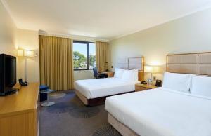悉尼帕拉马塔假日酒店的酒店客房设有两张床和电视。