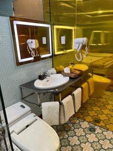 Tây Ninh那克酒店的一间带水槽、卫生间和镜子的浴室