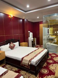 Tây Ninh那克酒店的一间酒店客房 - 带一张床和一间浴室