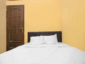 名古屋SPOT ON 92569 Anto Homestay Syariah的一张带两个白色枕头的床