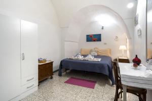 滨海波利尼亚诺Chiarina rooms的卧室配有一张床和一张桌子