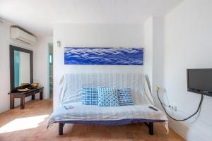 埃斯卡洛Xaloc的一间设有一张壁画床的房间