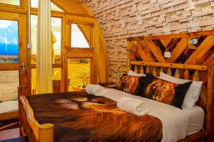 安博塞利Little Amanya Camp的一间带一张大床的卧室,位于带窗户的房间内