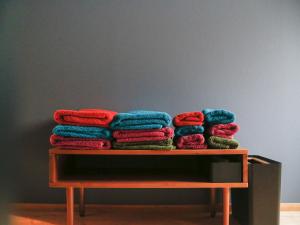 仓敷Temari Inn Madoromi的一张桌子上摆着一大堆多彩的毛巾