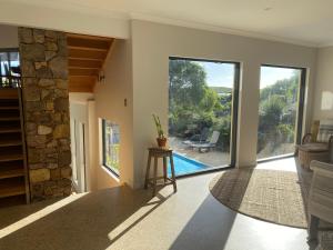 格纳拉巴普岩石泳池度假屋的客厅设有大型滑动玻璃门