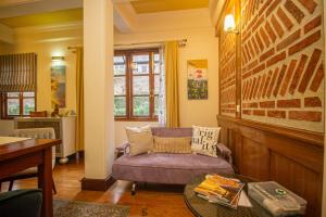甘托克Amritara 5 BHK Luxury Villa, Gangtok的客厅配有紫色沙发和桌子