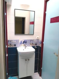 马拉喀什Shared apartment-Appartement en colocation tout confort centre ville的一间带水槽和镜子的浴室