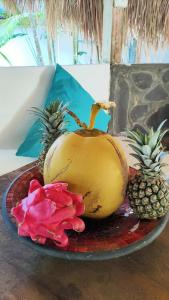 塞隆贝拉纳克Tiki Boutique Hotel Lombok的桌子上放着香蕉和 ⁇ 萝的盘子