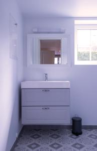 桑内斯Koselig studioleilighet i Sandnes sentrum的白色的浴室设有水槽和镜子