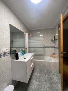 瓦伦西亚Habitación privada的白色的浴室设有浴缸、水槽和浴缸。